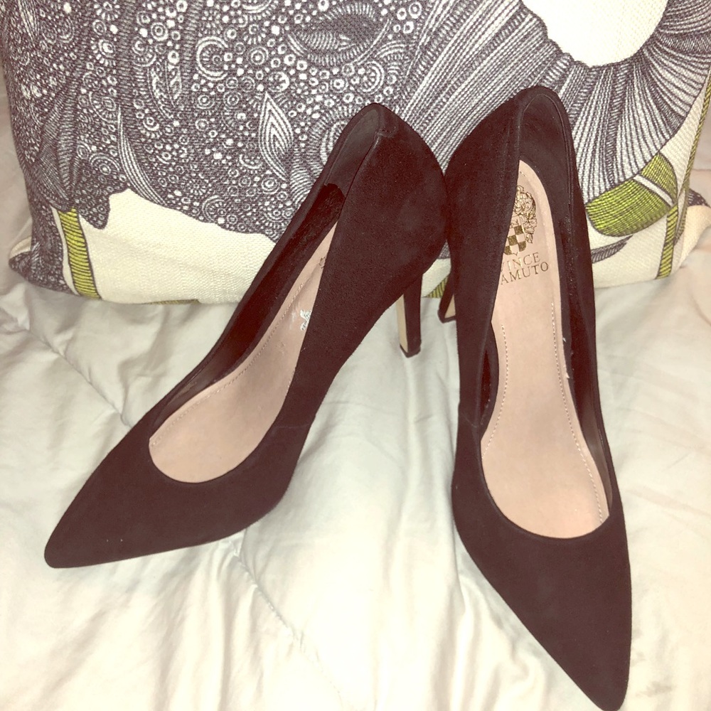VINCE CAMUTO Suede Pump